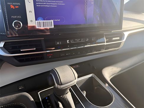 Used 2025 Toyota Sienna LE image 27