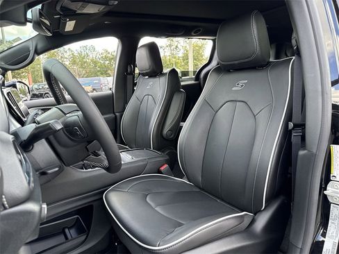 New 2026 Chrysler Pacifica Limited w/ S Appearance Package image 11