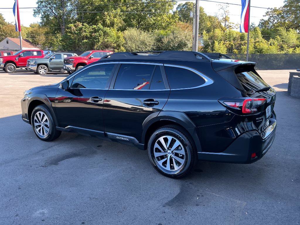 Used 2023 Subaru Outback Premium AWD/4WD image 5