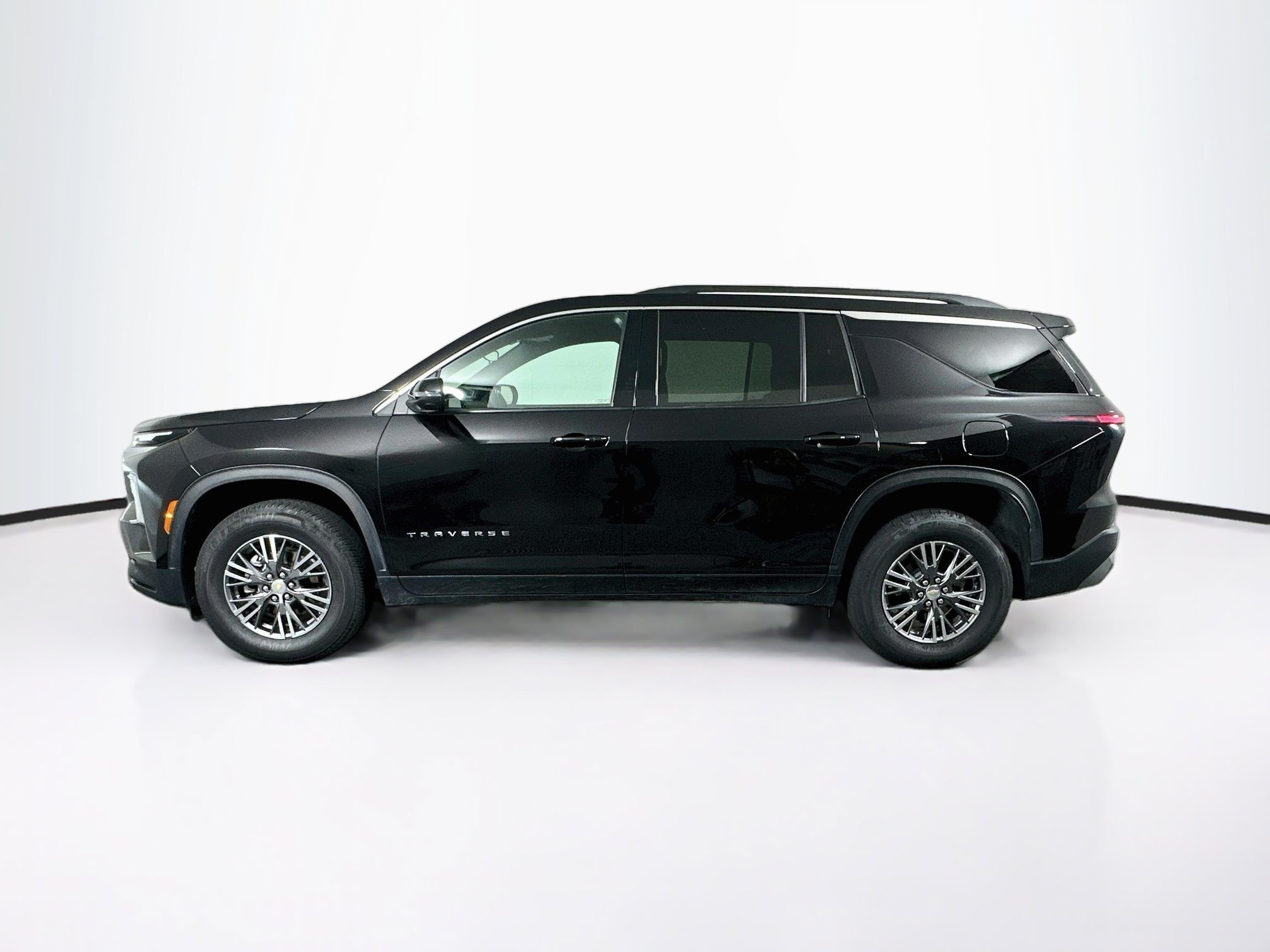 Used 2025 Chevrolet Traverse LT FWD image 4