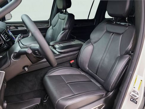 Used 2022 Jeep Wagoneer Series III AWD/4WD image 10
