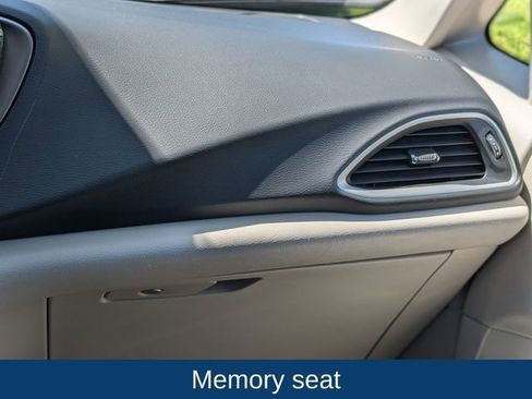 Used 2023 Chrysler Pacifica Touring-L FWD image 16