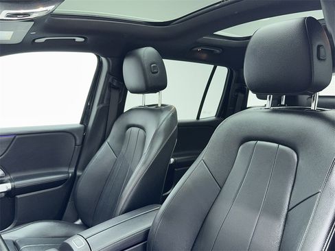 Used 2021 Mercedes-Benz GLB 250 w/ Premium Package image 31