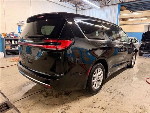 Used 2025 Chrysler Pacifica Select FWD image 8