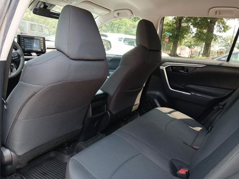 Used 2021 Toyota RAV4 LE FWD image 12