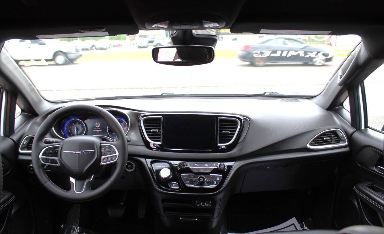 Used 2025 Chrysler Pacifica Select FWD image 19