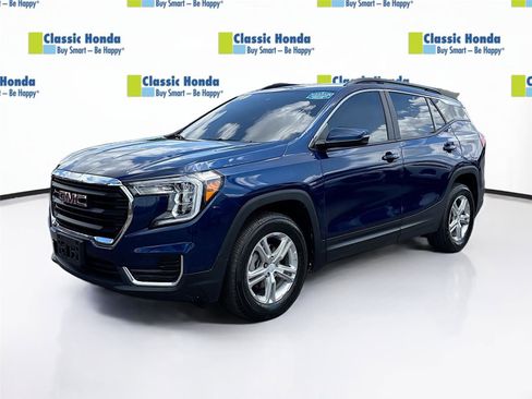 Used 2023 GMC Terrain SLE w/ Driver Convenience Package image 3