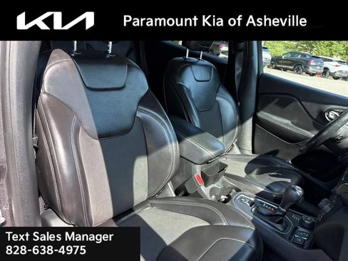 Used 2019 Jeep Cherokee Latitude Plus w/ Comfort/Convenience Group AWD/4WD image 19