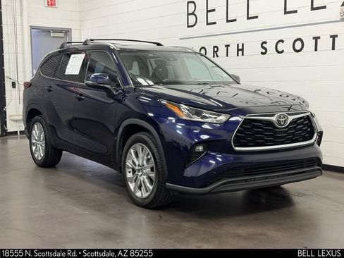 Used 2021 Toyota Highlander Limited FWD image 2