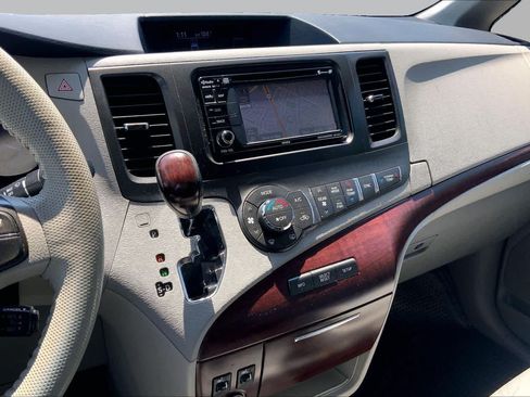 Used 2014 Toyota Sienna XLE FWD image 7