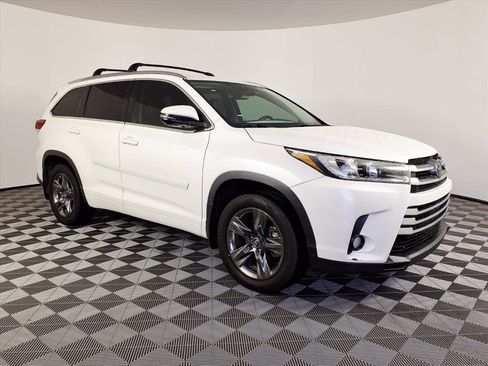 Used 2017 Toyota Highlander AWD V6 image 3