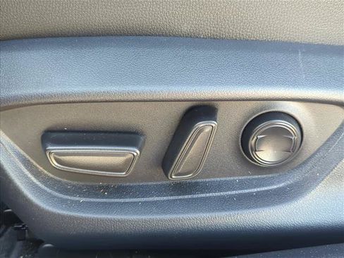 Used 2025 Toyota Camry XLE FWD image 10