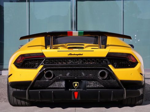 Used 2018 Lamborghini Huracan Performante image 4