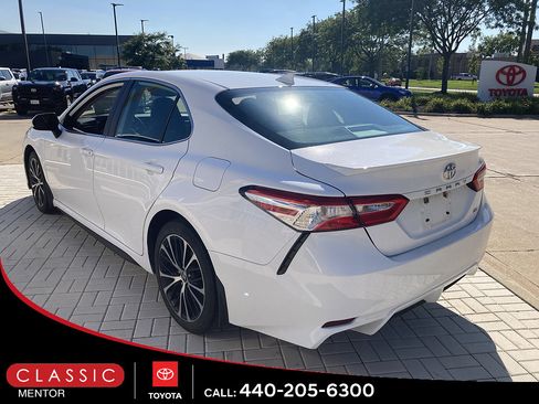 Used 2020 Toyota Camry SE FWD image 2