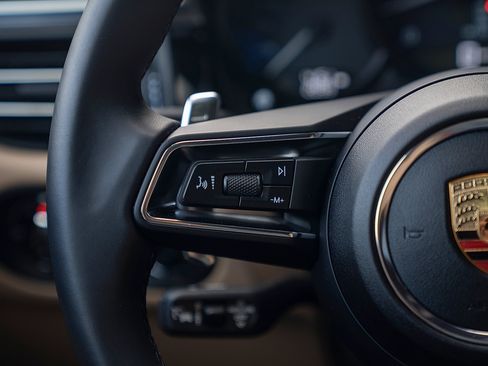 Certified 2025 Porsche Macan AWD/4WD image 7