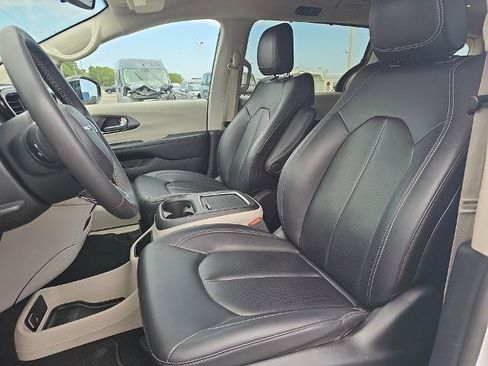 Used 2024 Chrysler Pacifica Touring-L FWD image 15