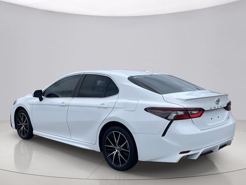 Used 2024 Toyota Camry SE w/ Convenience Package FWD image 4