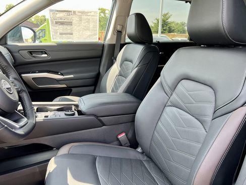 New 2025 Nissan Pathfinder Platinum w/ Black Appearance Package image 23