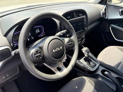 Used 2025 Kia Soul LX w/ LX Technology Package FWD image 4