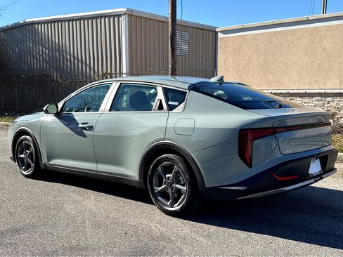 Used 2025 Kia K4 LXS image 33