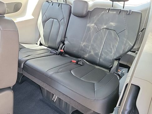 Used 2022 Chrysler Pacifica Touring-L w/ Uconnect Theater Family Group FWD image 10