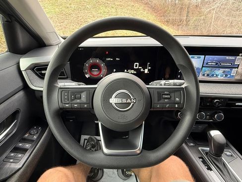 Used 2025 Nissan Kicks SV w/ Charging Package image 18