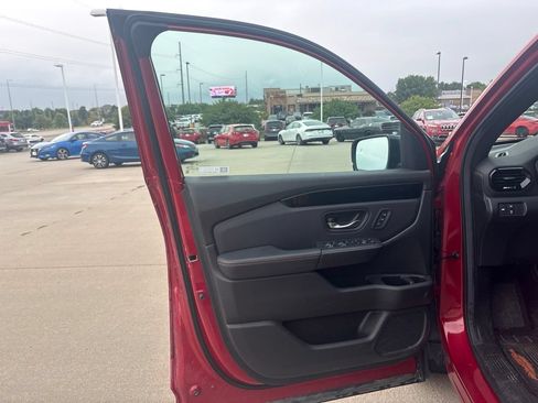 Certified 2025 Honda Pilot TrailSport image 9