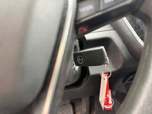 Used 2020 Toyota Camry LE image 19