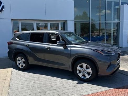 Used 2021 Toyota Highlander LE FWD image 3