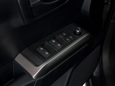 Used 2018 Toyota Tacoma SR5 RWD image 14