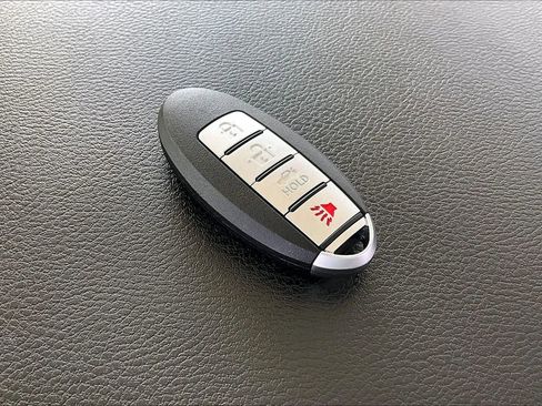 Used 2020 Nissan Versa SV image 30