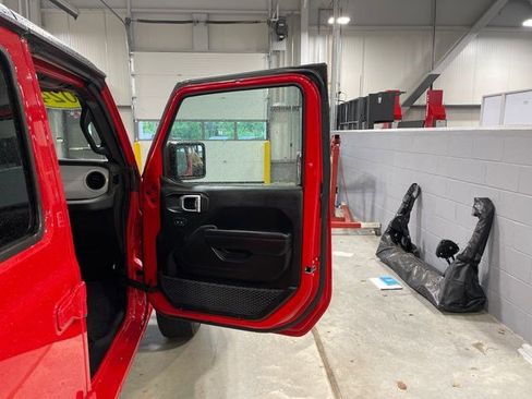 Used 2024 Jeep Wrangler Unlimited w/ Convenience Group AWD/4WD image 8