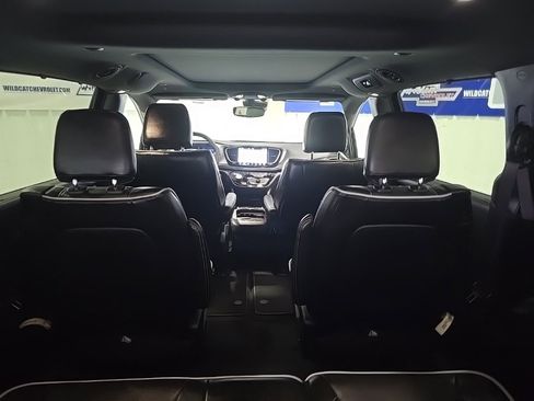 Used 2025 Chrysler Pacifica Limited image 20