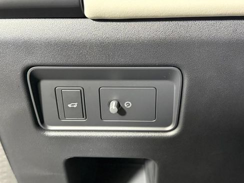 Certified 2025 Land Rover Discovery S AWD/4WD image 31