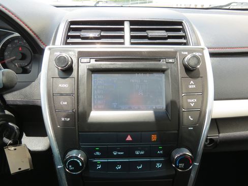 Used 2015 Toyota Camry SE FWD image 18