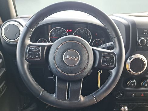 Used 2017 Jeep Wrangler Unlimited Rubicon w/ Connectivity Group AWD/4WD image 14
