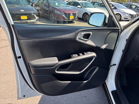 Used 2025 Kia Soul LX w/ LX Technology Package FWD image 18