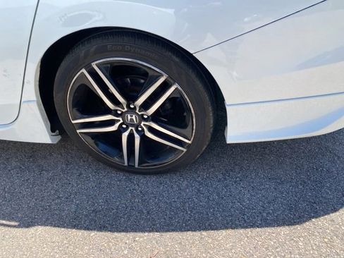 Used 2017 Honda Accord Touring image 11