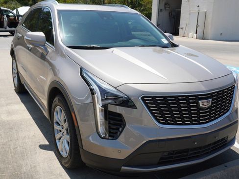 Used 2022 Cadillac XT4 Premium Luxury w/ Enhanced Visibility Package FWD image 3