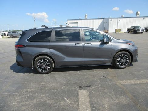 Used 2025 Toyota Sienna Platinum AWD/4WD image 5
