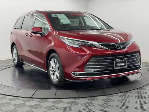 Used 2026 Toyota Sienna Limited FWD image 8