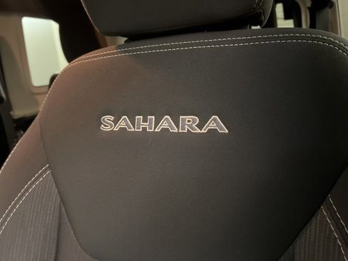 Used 2018 Jeep Wrangler Unlimited Sahara image 14