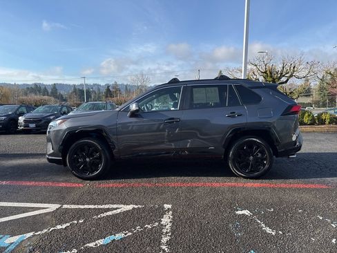 Used 2022 Toyota RAV4 SE w/ Convenience Package image 4