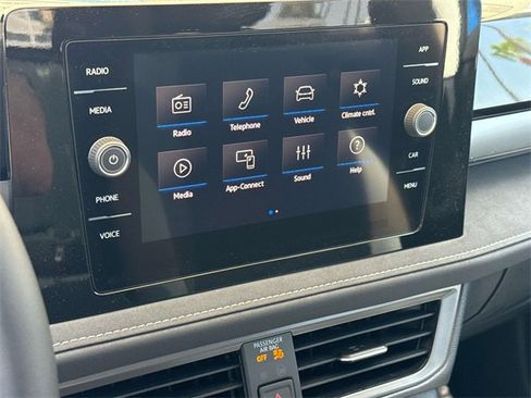 New 2025 Volkswagen Taos SE image 18