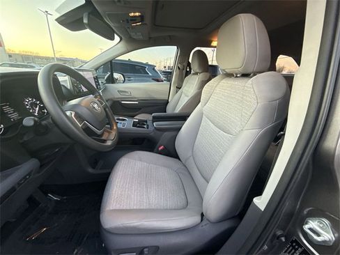 Used 2021 Toyota Sienna LE w/ LE Plus Package image 11