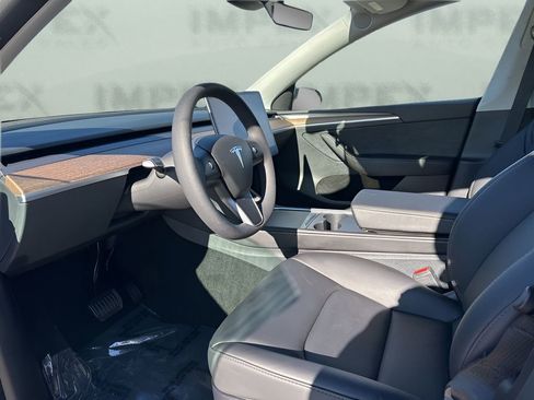 Used 2024 Tesla Model Y Long Range image 9