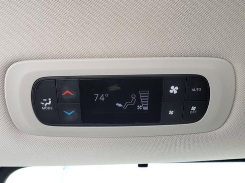 Used 2024 Chrysler Pacifica Touring-L image 15