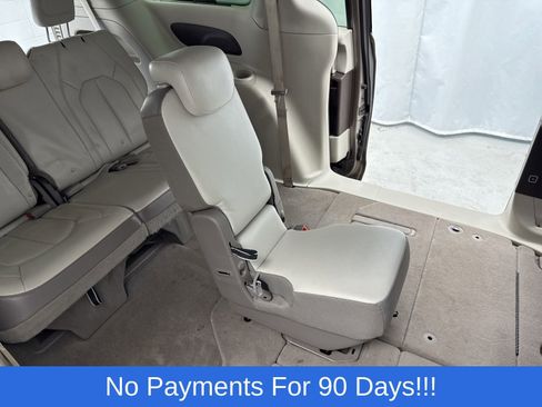 Used 2017 Chrysler Pacifica Touring-L image 38