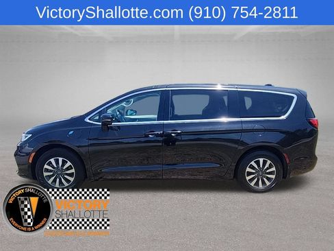 Certified 2024 Chrysler Pacifica Limited FWD image 18