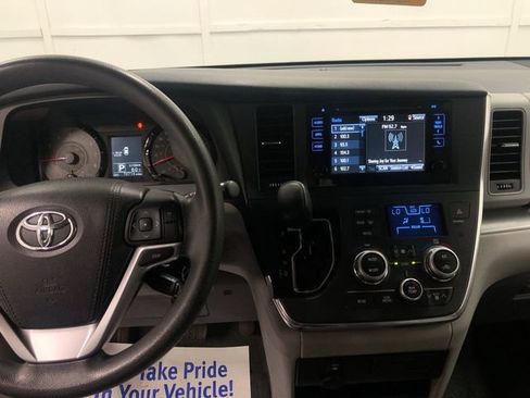 Used 2017 Toyota Sienna LE FWD image 19